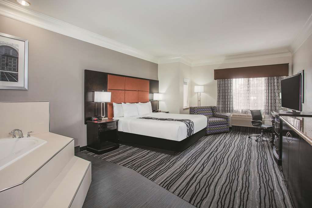 La Quinta Inn & Suites by Wyndham Dublin Pleasanton - photo 17