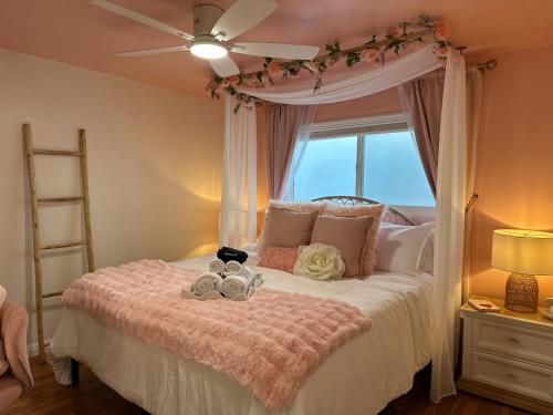 NEW Beach Home with Canopy Bed and Work Spaces — 4-Star Luxury Hotel in Manhattan Beach, United States