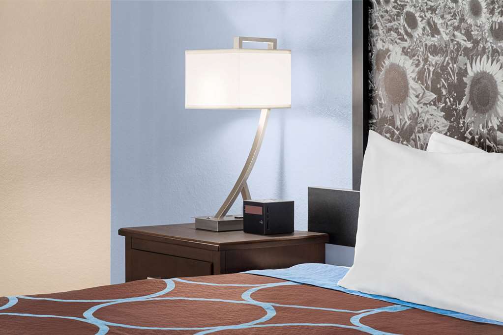 Super 8 by Wyndham Lenexa Overland Park Mall Area - photo 10