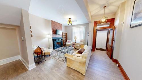 ENTIRE Big Home Close To Events 2 Family Rooms Kid Friendly Private Patio & Firepit — 4-Star Luxury Hotel in Pittsburgh, United States
