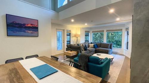 2BR plus Loft Modern and Spacious Hot Tub and Sauna Private Balcony Fireplace — 4-Star Luxury Hotel in Whistler, Canada