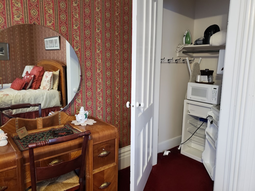 The Colonial Motel - photo 5