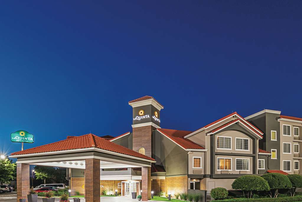 La Quinta Inn & Suites by Wyndham Fort Worth North - photo 2