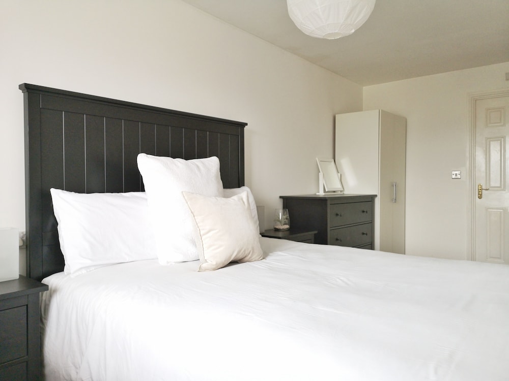 Bright & Modern 2BR Apartment Parking — 4-Star Luxury Hotel in Oxford, United Kingdom