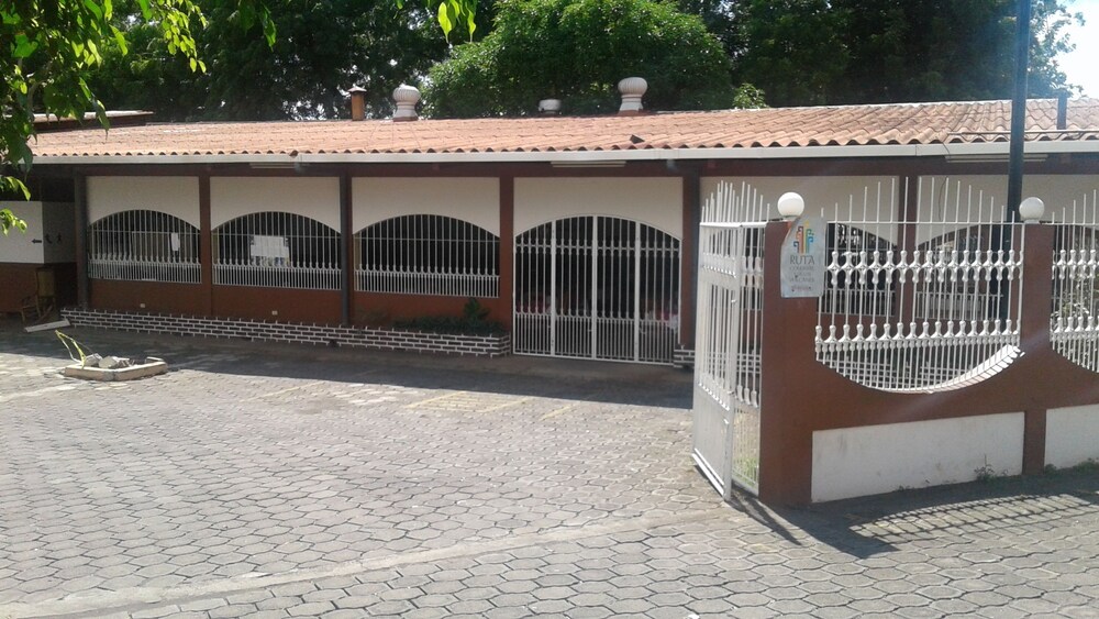 Hotel Y Restaurante Charlie S — Leon