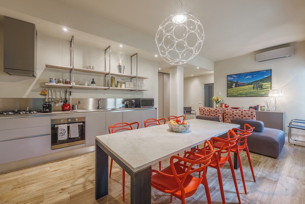 Lucy Florence charming modern apartment near Piazza della Libertà — 4-Star Luxury Hotel in Florence, Italy