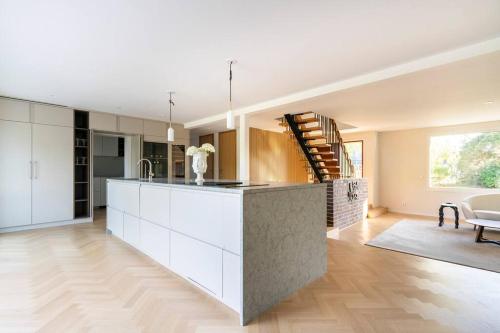 Villa Falsterbo Beachside Luxury with Private Hot Tub — 4-Star Luxury Hotel in Skanoer Med Falsterbo, Sweden
