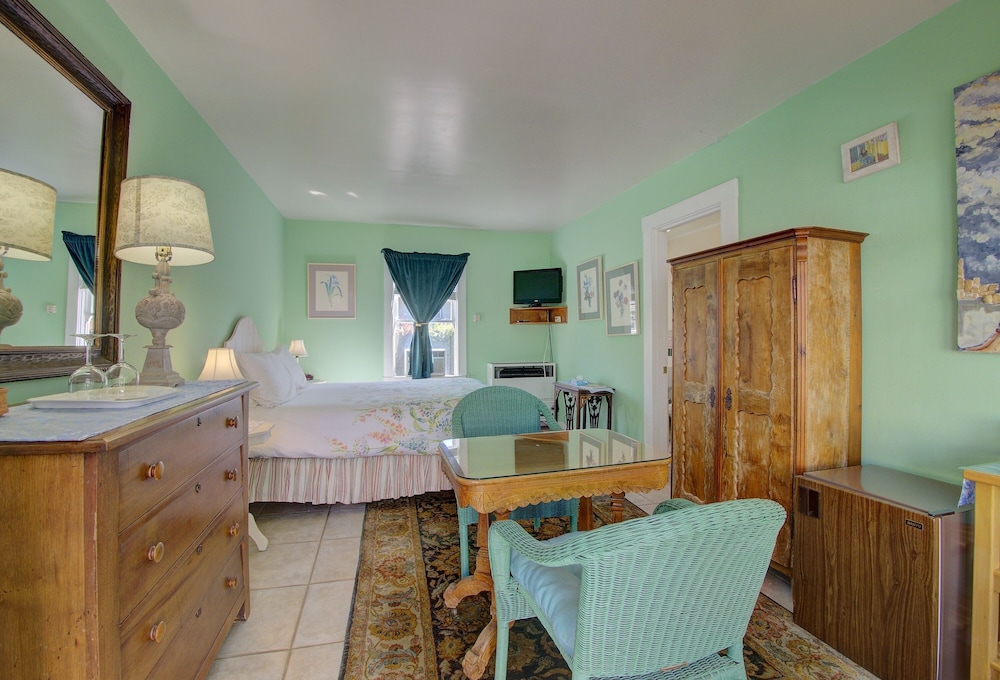 Secret Garden Inn and Cottages - photo 26
