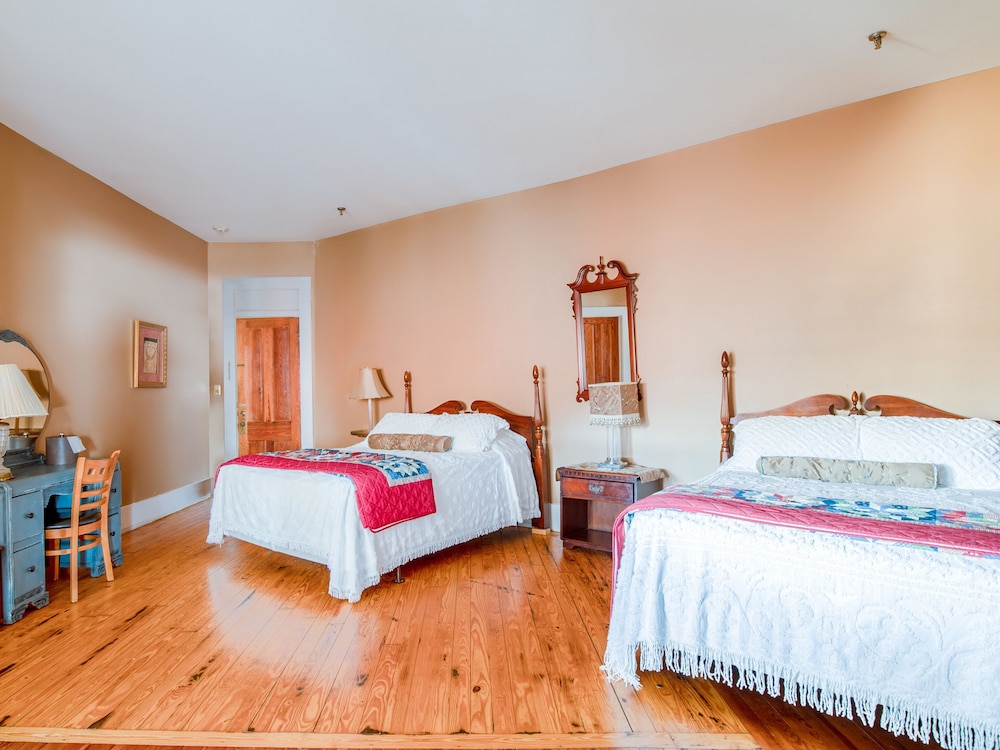The Belmont Inn - photo 15