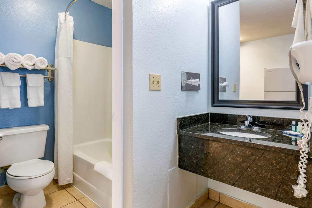 Quality Inn Sarasota North Near Lido Key Beach - photo 39