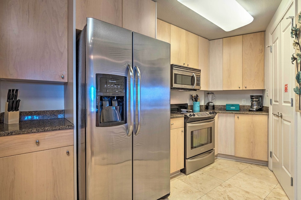 Sunny Beachfront Biloxi Condo with Resort Amenities - photo 7