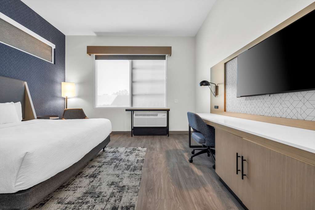 La Quinta Inn & Suites by Wyndham San Jose Airport Downtown - photo 46