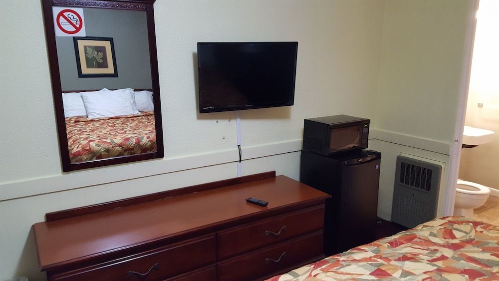 Colonial West Motel - photo 3