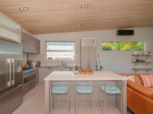 Castaway Bach Whangamata Holiday Home — 4-Star Luxury Hotel in Whangamata, New Zealand