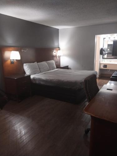 Gated King Bed Hotel Room 110 in Jackson, United States