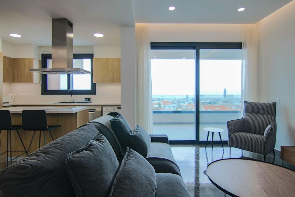 Phaedrus Living: City View Anna Residence 102