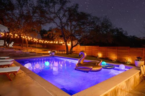 Lux 5BR gem with Heated Pool SPA and Outdoor Movie Theater in Austin, United States