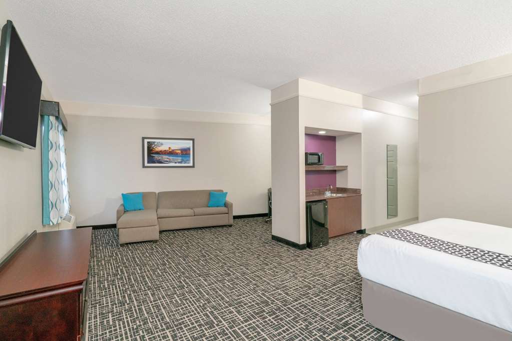 La Quinta Inn & Suites by Wyndham Latham Albany Airport - photo 13