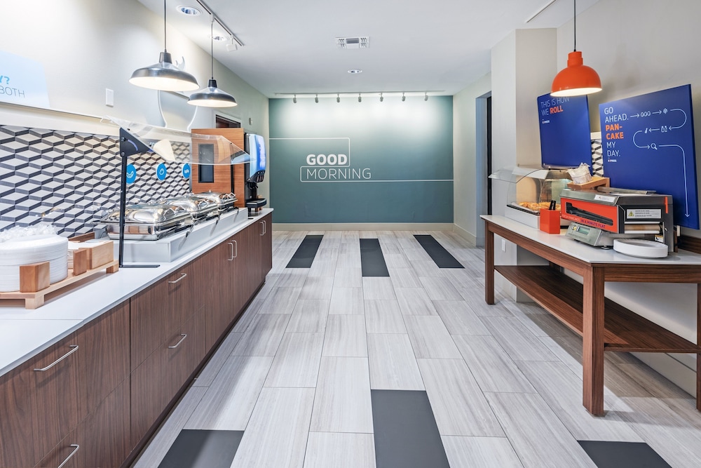 Holiday Inn Express & Suites West by IHG - photo 27
