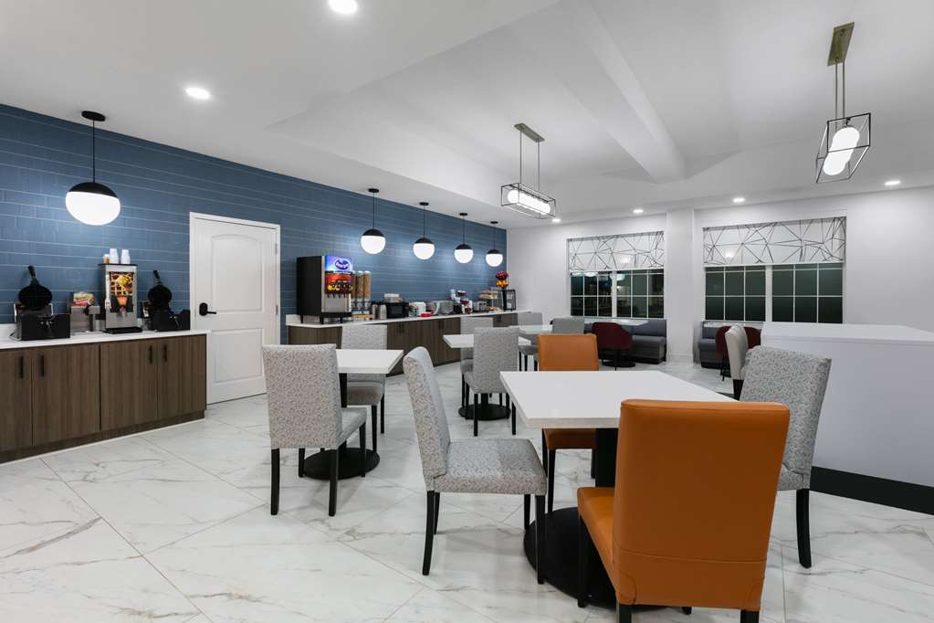 La Quinta Inn & Suites by Wyndham Ft. Worth Burleson - photo 16
