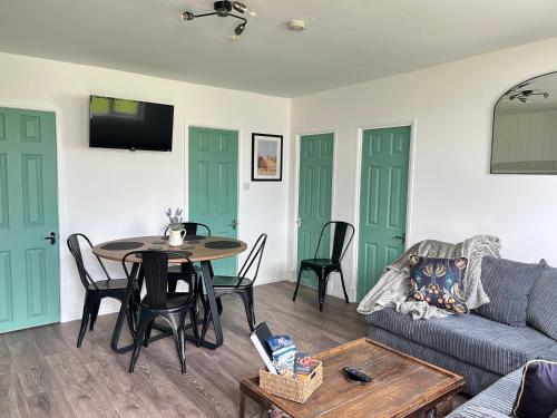 Sheep View Chalet K95 — 4-Star Luxury Hotel in Camber, United Kingdom