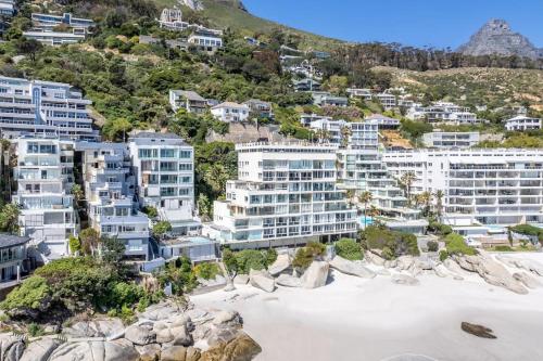 Clifton Beachfront Bliss Spacious 3BR Retreat — 4-Star Luxury Hotel in Cape Town, South Africa