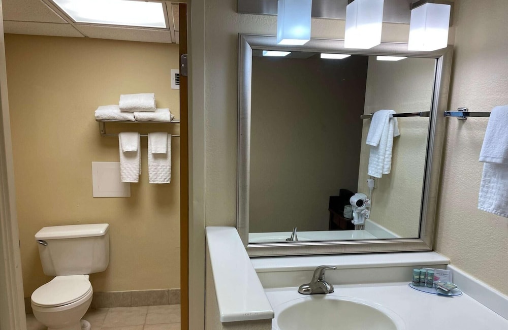 Crossroads Hotel and Event Center - photo 22