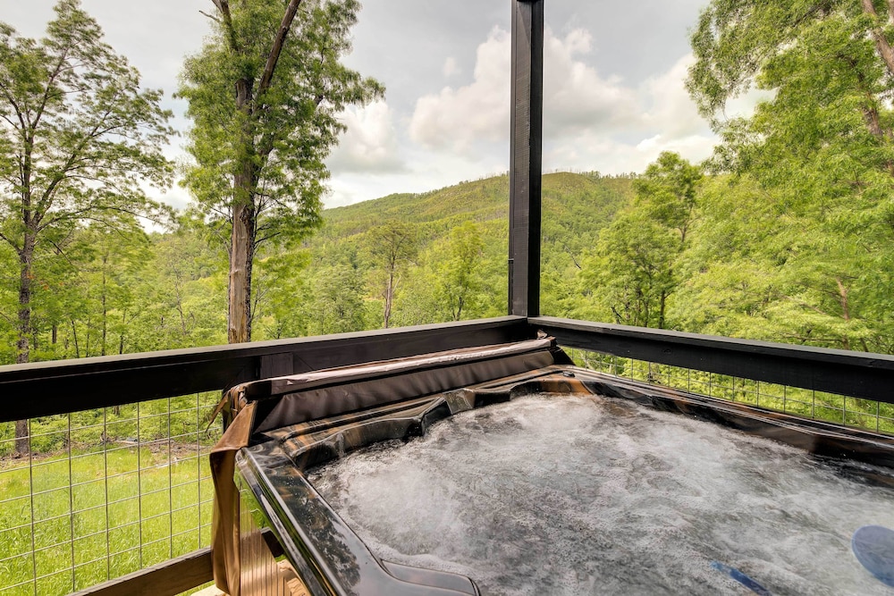 Cobbly Nob Resort Cabin: Hot Tub Pool & Views - photo 26