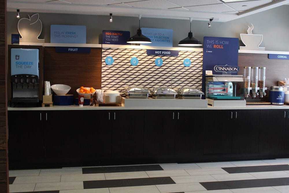 Holiday Inn Express & Suites Bradley Airport by IHG - photo 17
