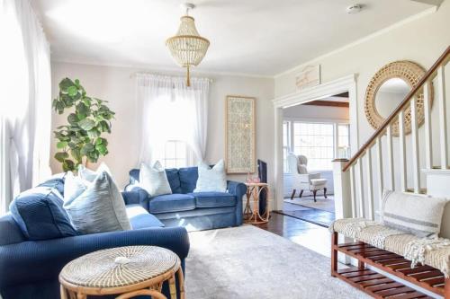 Antique Dennis getaway with firepit & EV charger Dog friendly — 4-Star Luxury Hotel in Dennis, United States