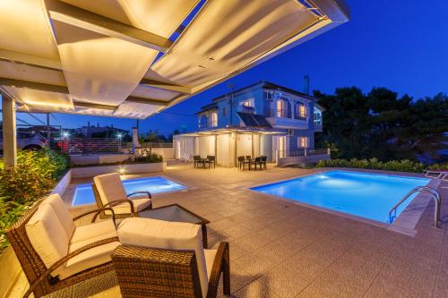 Friends and Family House — 4-Star Luxury Hotel in Messini, Greece