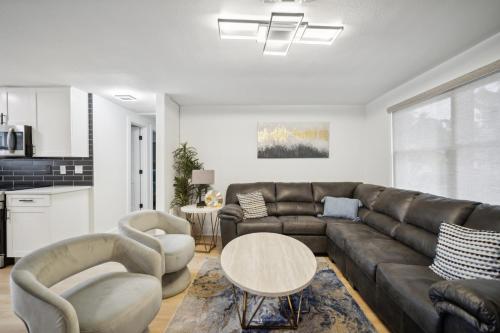 3Bd 2Ba House with Parking Laundry and Large Patio — 4-Star Luxury Hotel in Largo, United States