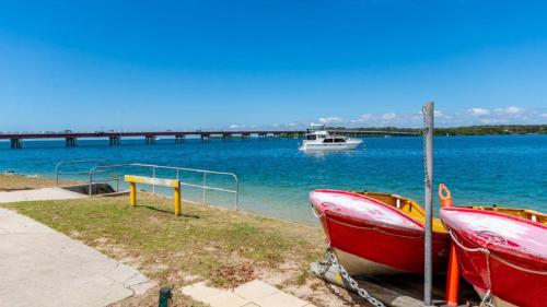 Comfortable lowset family home only minutes from the water Tarooki St Bellara — 4-Star Luxury Hotel in Bellara, Australia