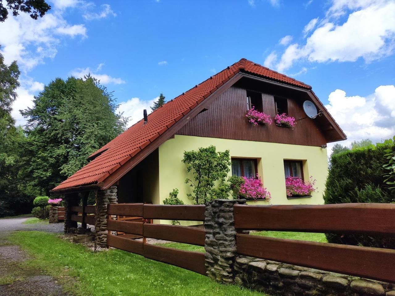 Chaloupka u řeky in Frydlant Nad Ostravici, Czech Republic