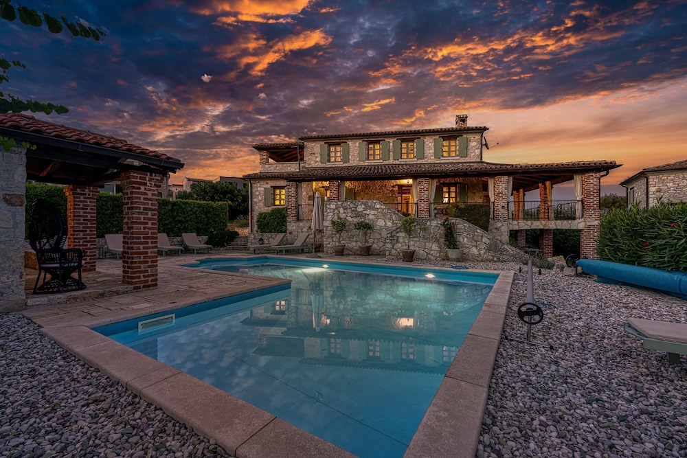Villa Aryana With Pool Happy Rentals — 4-Star Luxury Hotel in Sveti Lovrec Pazenaticki, Croatia