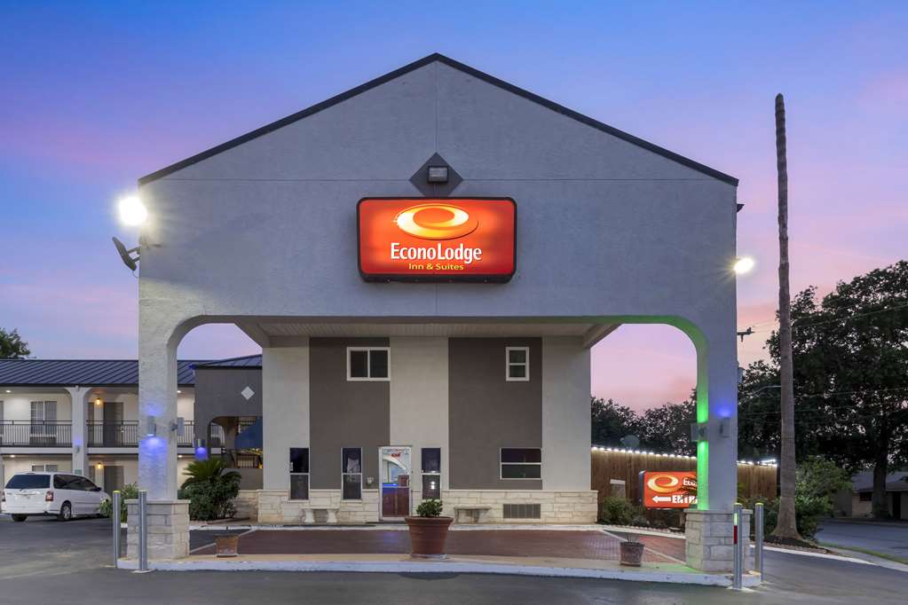 Econo Lodge Inn & Suites Near Lackland AFB - photo 4