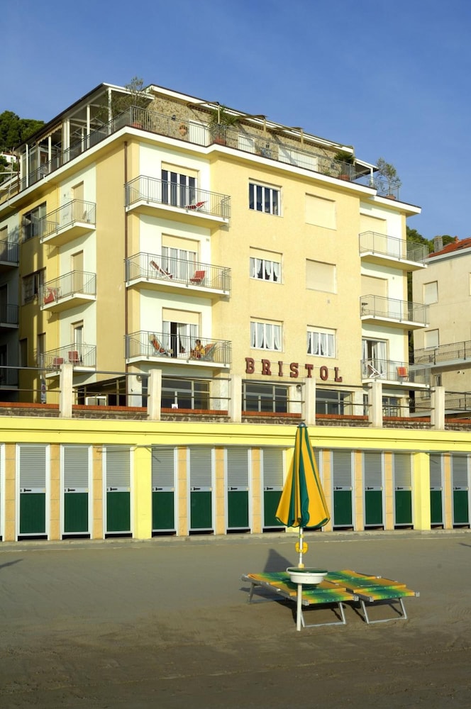 Hotel Bristol - carbon neutral hotel in Laigueglia