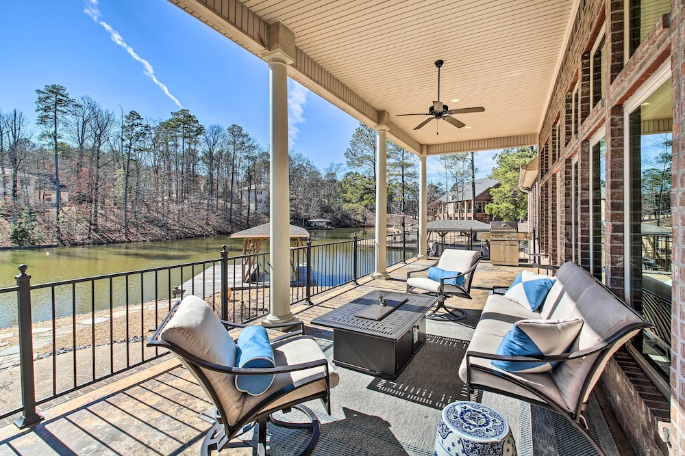 Hot Springs Village Home with Dock and Patio — 4-Star Luxury Hotel in Owensville, United States