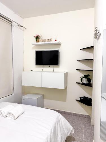 Habitación doble con entrada independiente y baño privado - carbon neutral hotel in Bogota