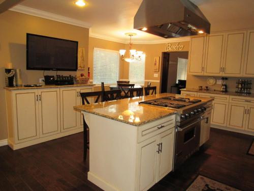 Bear Haven Chalet — 4-Star Luxury Hotel in Big Bear Lake, United States