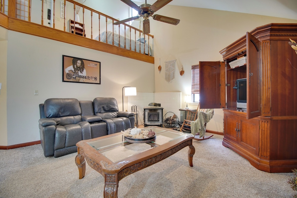 Tahlequah Duplex with Screened in Porch and Fire Pit — hotel in Tahlequah