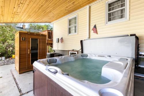 Bo360 Old West Abode with Hot Tub and Sauna — 4-Star Luxury Hotel in Billings, United States