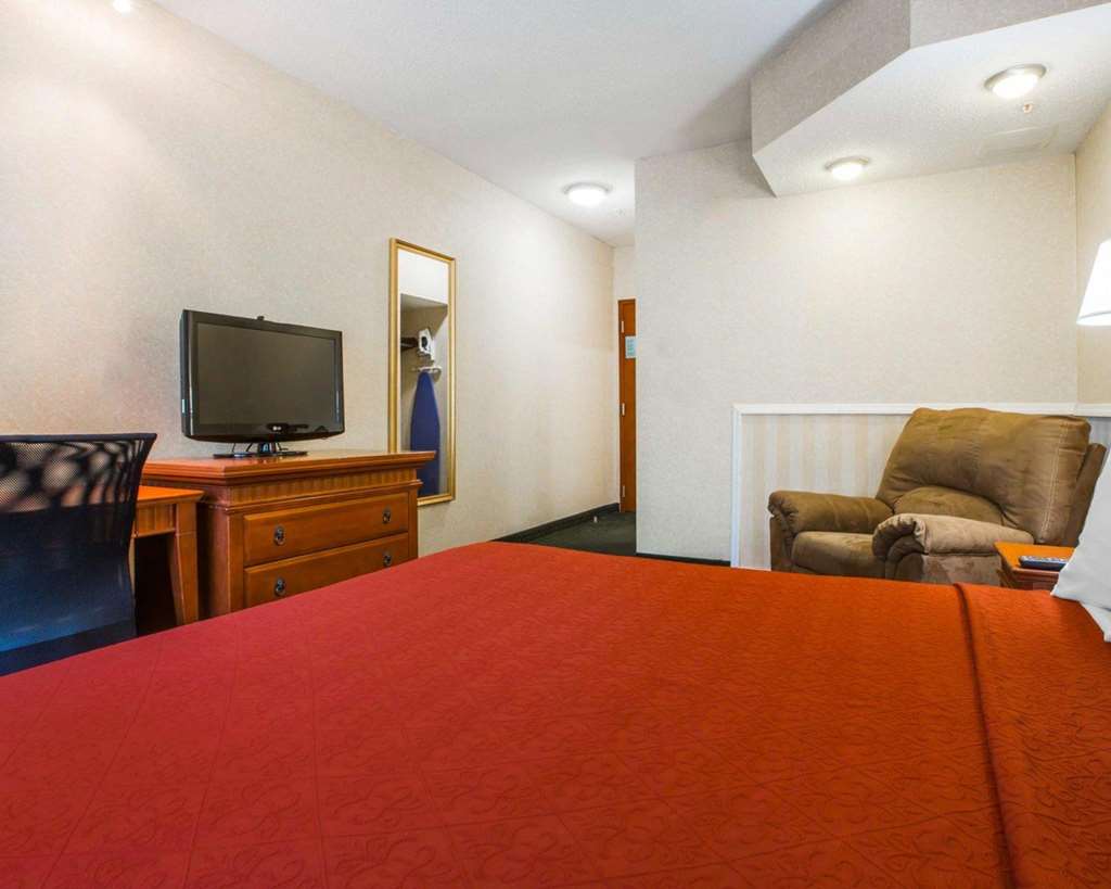 Econo Lodge Glens Falls Lake George - photo 15