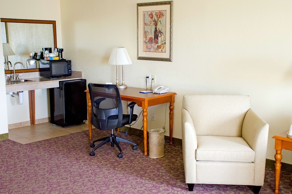 Hampton Inn and Suites College Station - photo 34