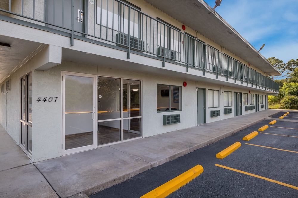 HomeTowne Studios by Red Roof Orange TX - photo 42