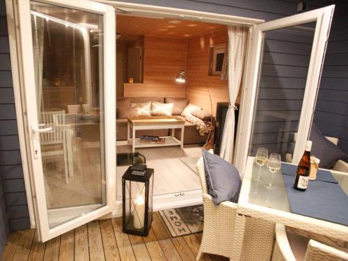 Hausboot Poseidon 1 - carbon neutral hotel in Unknown City