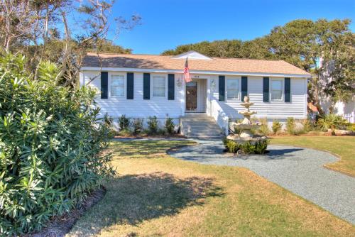 Kure Cottage by Carolina Beach Realty — 4-Star Luxury Hotel in Kure Beach, United States