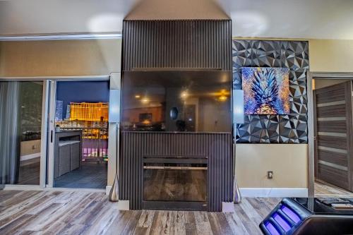 2100 Sqft Penthouse Suite W Strip Views Pool Gym