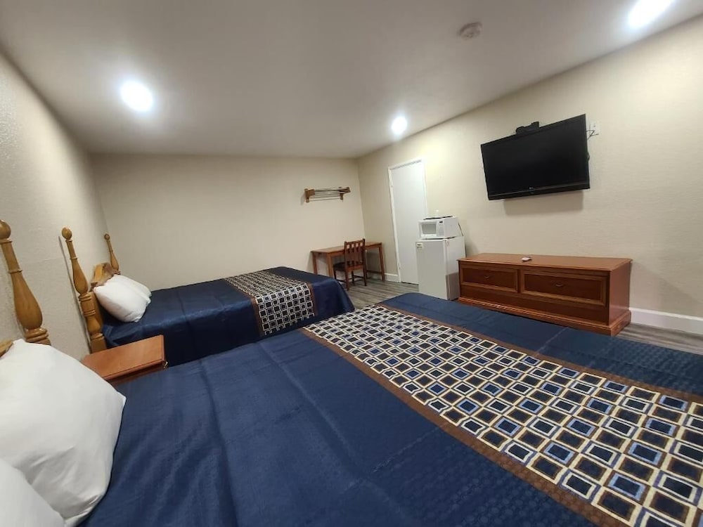 Majestic Inn And Suites - photo 10