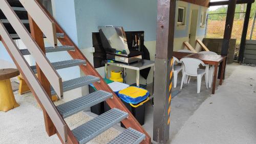 Počitniška hiška v gozdnem raju in Unknown City, Slovenia